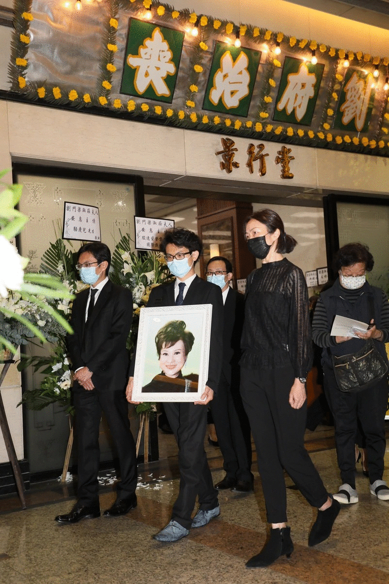 老戏骨梁淑庄出殡，遗愿曝光令人唏嘘，胡枫憔