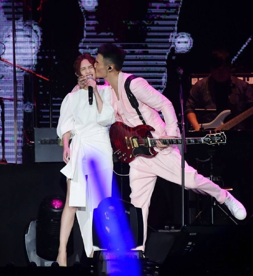 李荣浩提词器比别的明星大一倍？网友爆笑：他