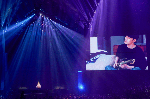 李荣浩提词器比别的明星大一倍？网友爆笑：他