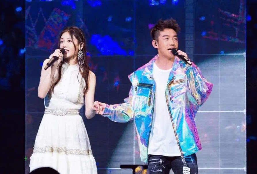 没公开恋爱直接官宣结婚，5个月后孩子出生，恭