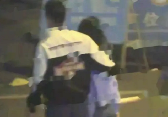 金瀚认爱张芷溪后合体聚餐，街头深情拥吻，如