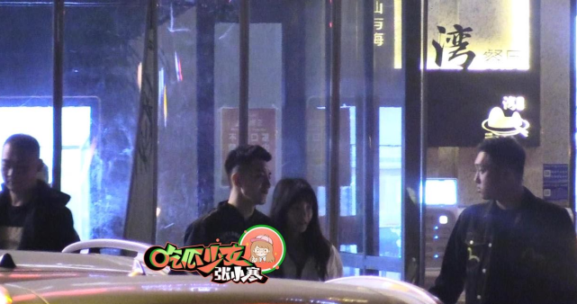 金瀚认爱张芷溪后合体聚餐，街头深情拥吻，如