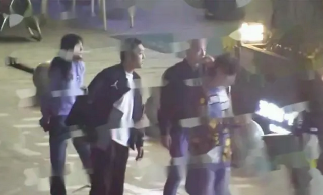 金瀚认爱张芷溪后合体聚餐，街头深情拥吻，如