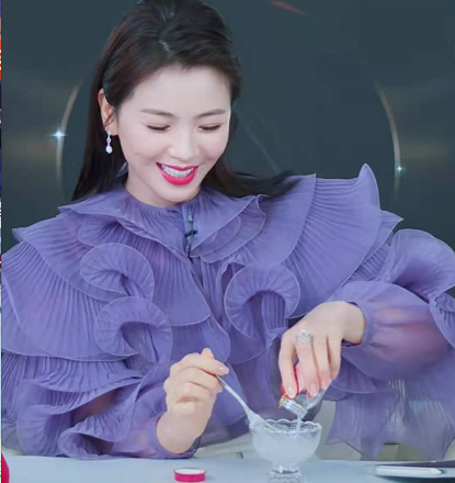 刘涛难当豪门阔太，为赚钱直播11个小时，还不忘