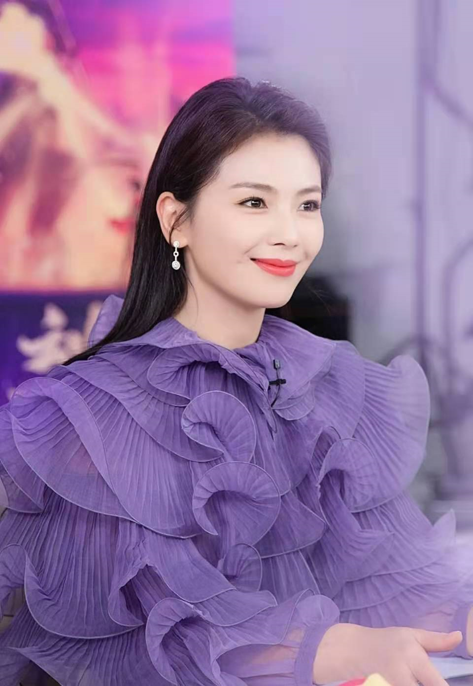 刘涛难当豪门阔太，为赚钱直播11个小时，还不忘