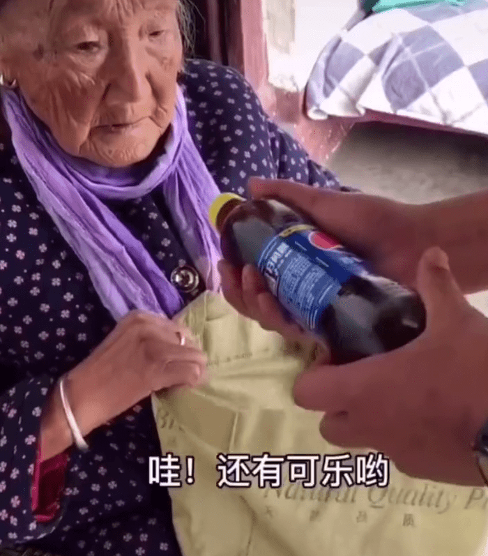 95岁奶奶赶集给40岁孙子买零食：卤鸭、可乐都有