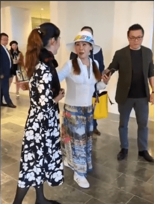 54岁田震近照变化大，红色短发颠覆形象，无子无