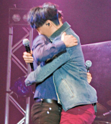 蔡思贝大方公开恋情，承认开胡鸿钧姐姐跑车代