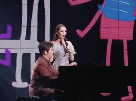 高甜！郎朗吉娜情侣装手拉手看房，郎朗帮老婆