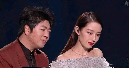 高甜！郎朗吉娜情侣装手拉手看房，郎朗帮老婆