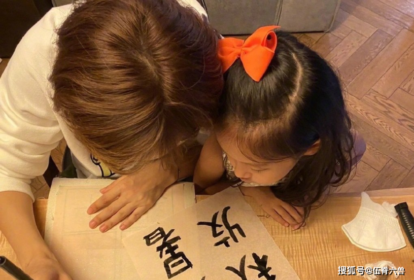 孙俪晒女儿书法作品，年仅5岁便能写千字文，网