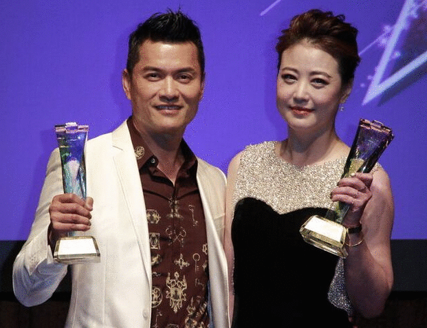 姐弟恋小7岁“小狼狗”，53岁周海媚爱心泛滥，