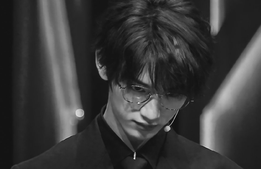 跨新星舞台事故,选手后空翻弄歪头,丁程鑫试