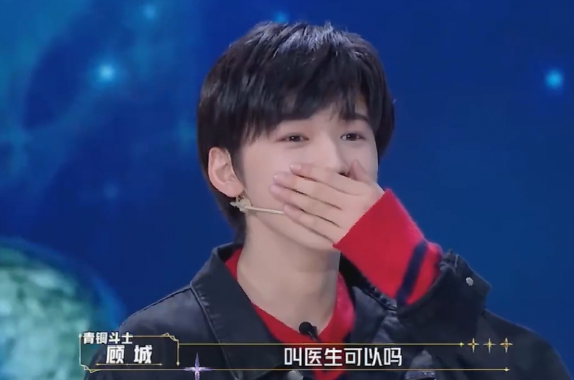 跨新星舞台事故,选手后空翻弄歪头,丁程鑫试