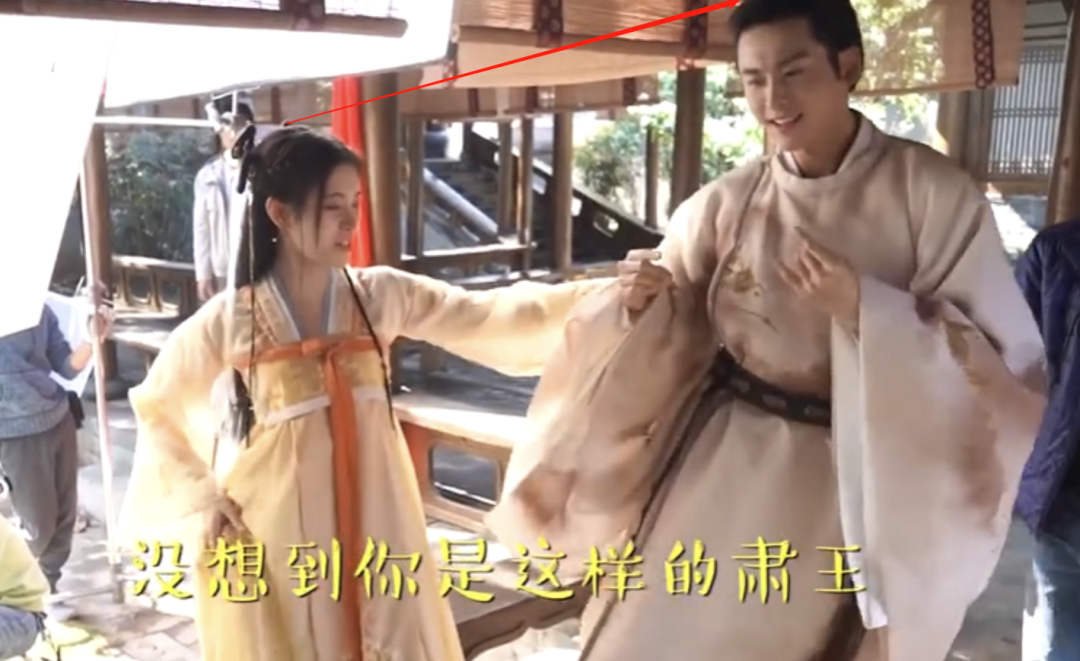 鞠婧祎新剧暴露超虐头身比，站男主身边似幼童