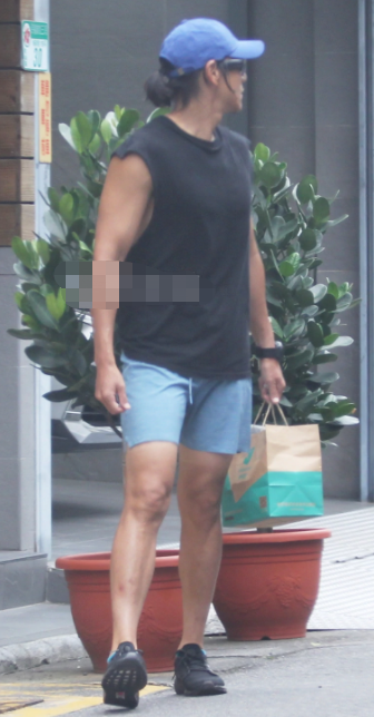 38岁彭于晏被路人指点，当街不爽竖中指，网友：