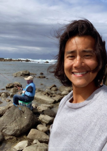 38岁彭于晏被路人指点，当街不爽竖中指，网友：