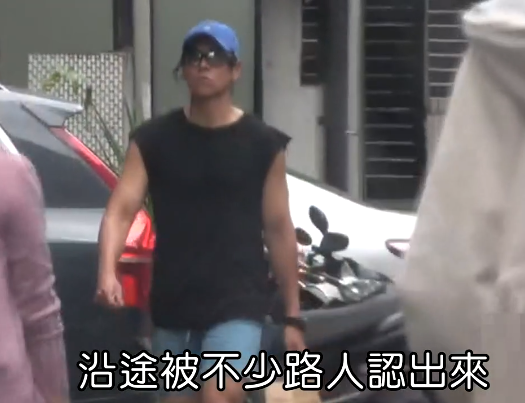 38岁彭于晏被路人指点，当街不爽竖中指，网友：