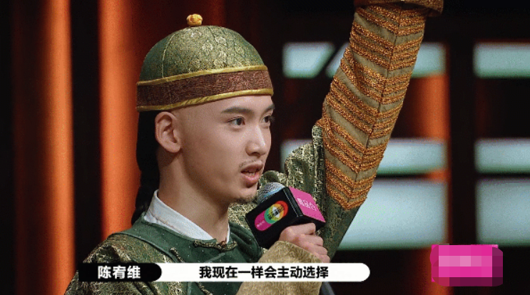 当红偶像人设崩塌？粉丝送的花当垃圾扔掉，目