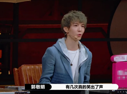 当红偶像人设崩塌？粉丝送的花当垃圾扔掉，目