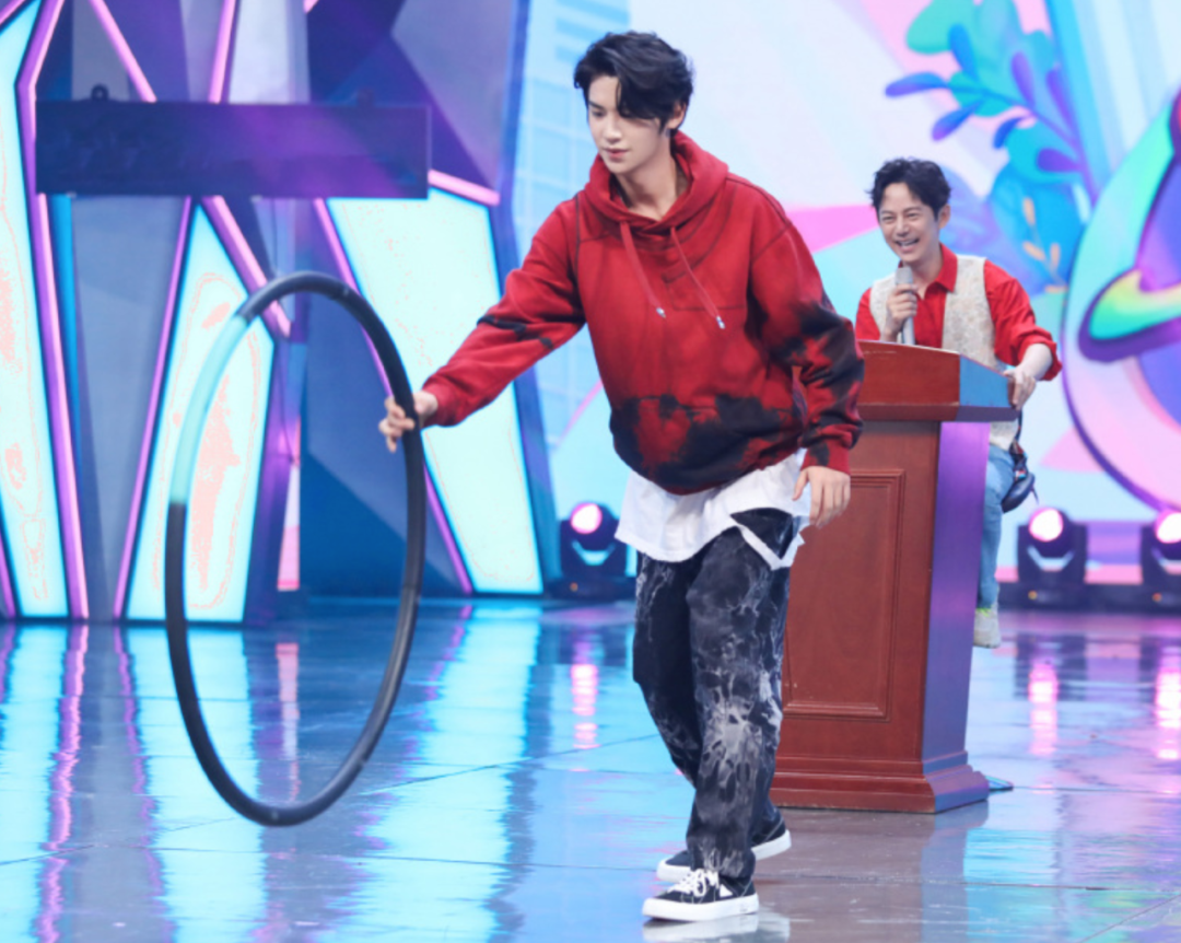 “老赖之子”黄明昊，18岁就开豪车夜会美女，光