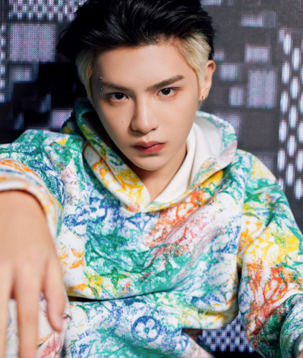 “老赖之子”黄明昊，18岁就开豪车夜会美女，光