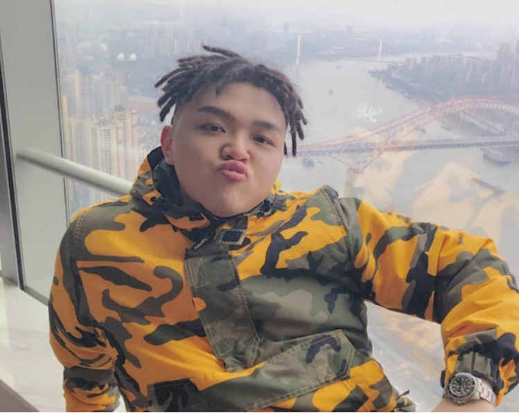 周震南奢侈过度?戴62万金表还雇三个保姆,看不