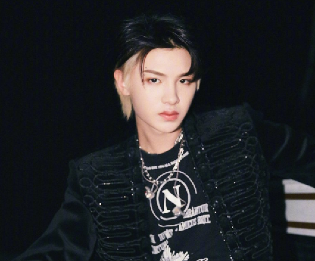 “老赖之子”黄明昊，18岁就开豪车夜会美女，光