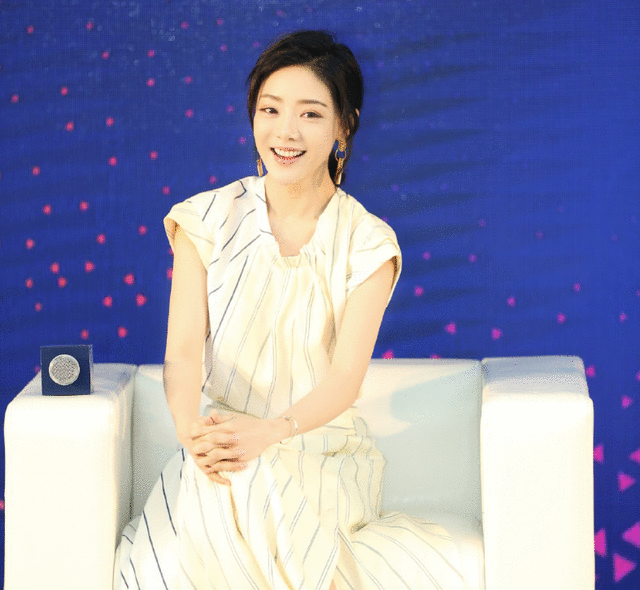 邓家佳这是经历了蜕变吧?绝佳身材管理无修生