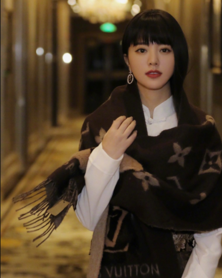 歌手阿兰向恒大维权，千万豪宅无房产证，明星