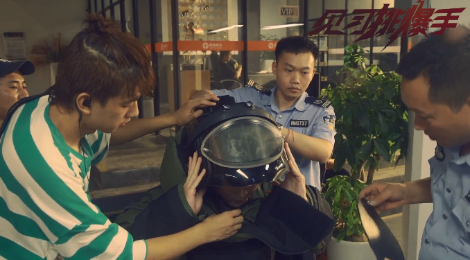 主创阵容“弱”，却被夸低配《拆弹专家》，上