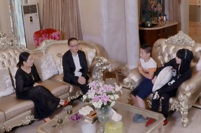 周震南奢侈过度？戴62万金表还雇三个保姆，看不