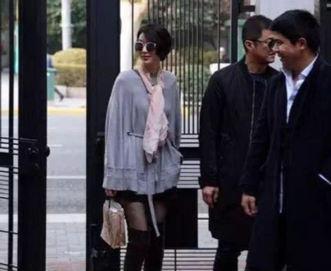 李亚鹏与新欢牵手官宣恋情，女方是90后超模曾参