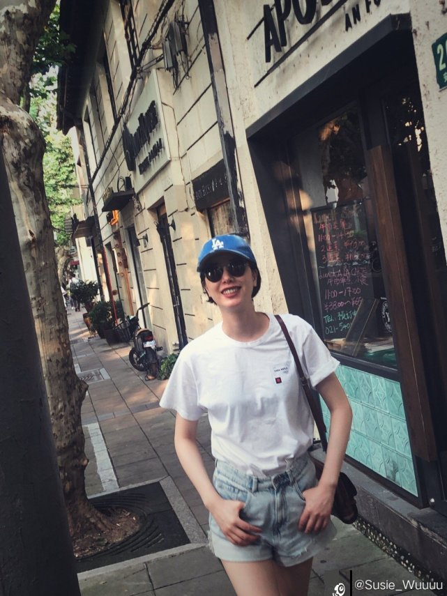 李亚鹏与新欢牵手官宣恋情，女方是90后超模曾参