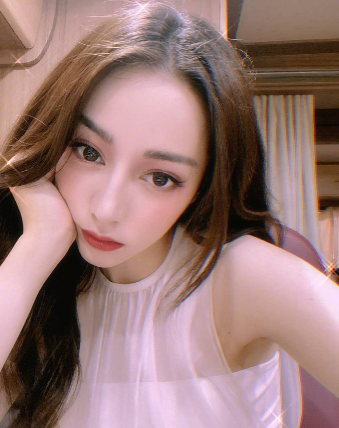 迪丽热巴宣传近照曝光，发际线后退明显，脸长