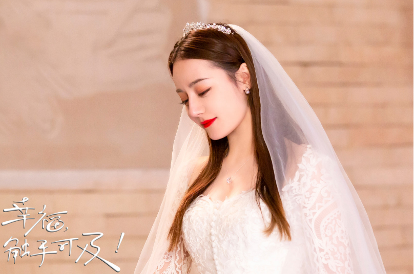 迪丽热巴宣传近照曝光，发际线后退明显，脸长