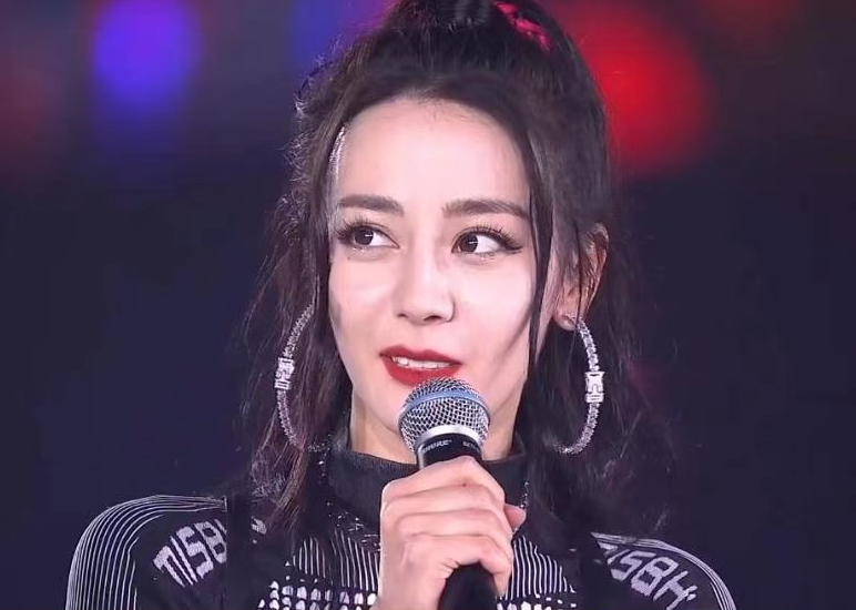 迪丽热巴宣传近照曝光，发际线后退明显，脸长