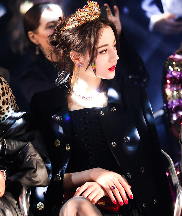 迪丽热巴宣传近照曝光，发际线后退明显，脸长