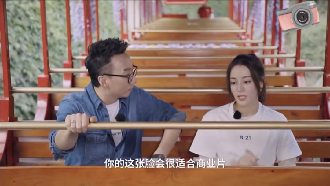 迪丽热巴宣传近照曝光，发际线后退明显，脸长