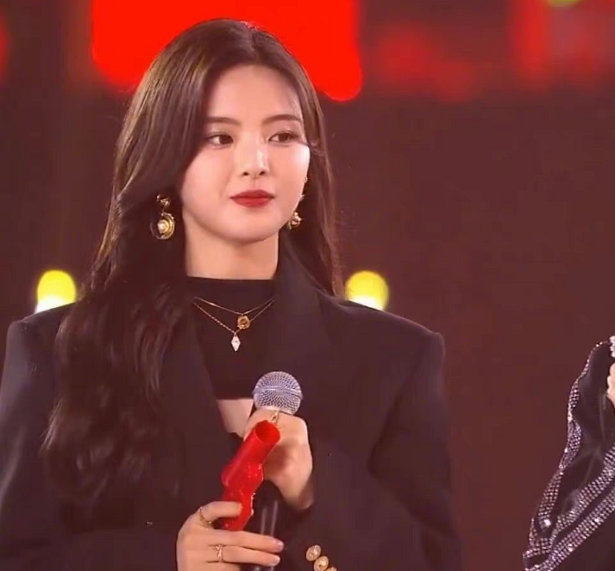 迪丽热巴宣传近照曝光，发际线后退明显，脸长