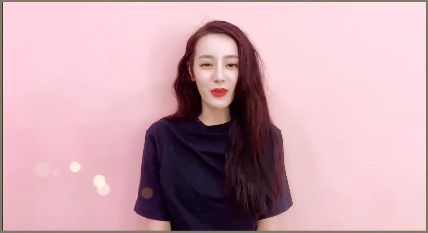 迪丽热巴宣传近照曝光，发际线后退明显，脸长