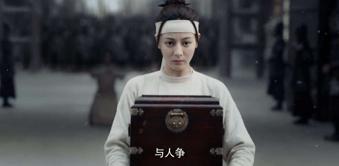 迪丽热巴宣传近照曝光，发际线后退明显，脸长