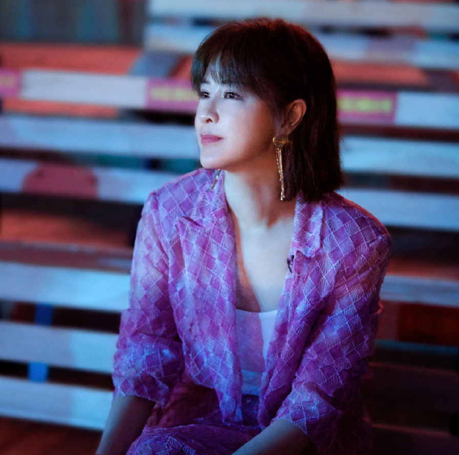 “老赖之子”黄明昊，18岁就开豪车夜会美女，光