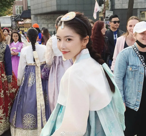 这位女星才是直男斩，黄子韬表白李现点赞，半