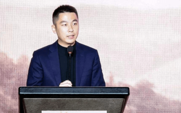 海澜之家周建平含泪交班，85后二代接棒能否解盈