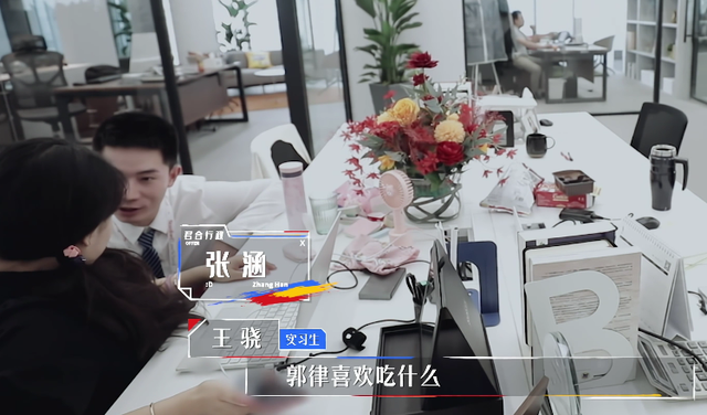 《心动offer》周深盲目夸赞显稚嫩,何炅一针见血