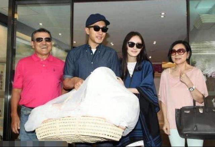 曝唐艺昕月子中心最高消费76万，2名护士照顾，