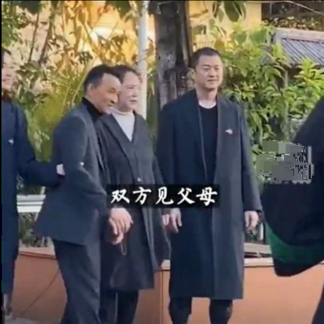 李亚鹏与新欢牵手官宣恋情，女方是90后超模曾参