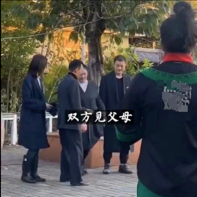 李亚鹏与新欢牵手官宣恋情，女方是90后超模曾参
