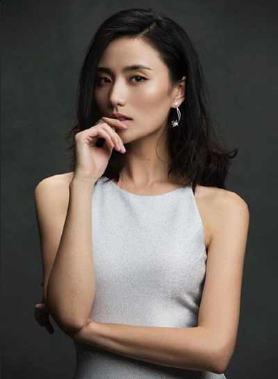 李亚鹏与新欢牵手官宣恋情，女方是90后超模曾参